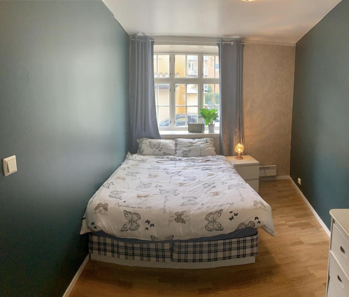 Største soverom på 10,2 m2, begge soverommene er nymalt med en avslappende farge Galleribilde