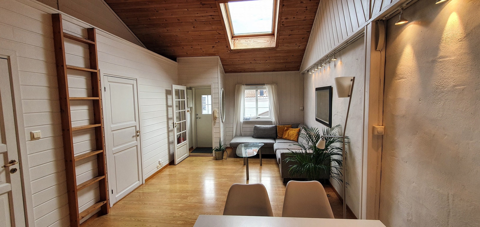 Stue og inngangsparti sett fra kjøkkenet Galleribilde