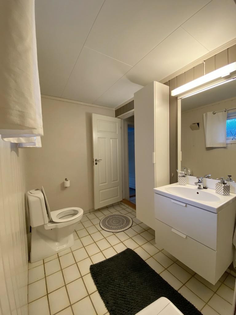 Bad med varmekabler i gulv og vaskemaskin Galleribilde