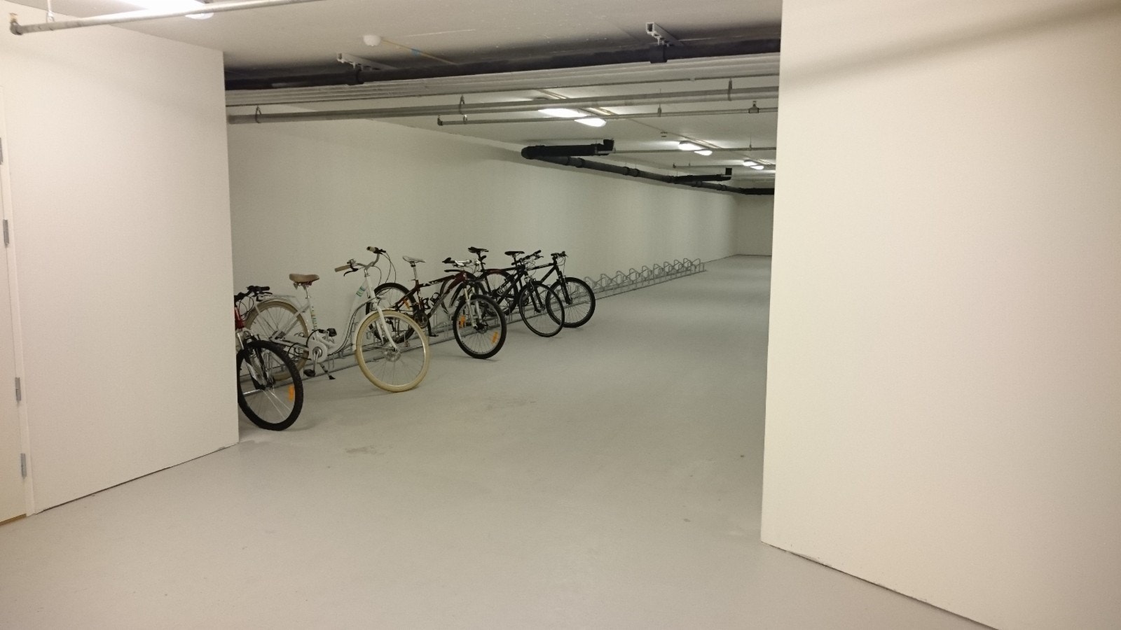 sykkelbod som er låst, ved garasjen og boder Galleribilde
