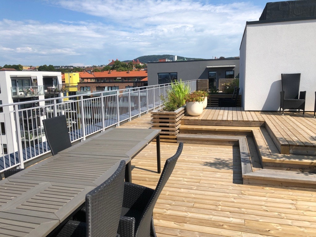 Takterrasse - med bord og stoler Galleribilde