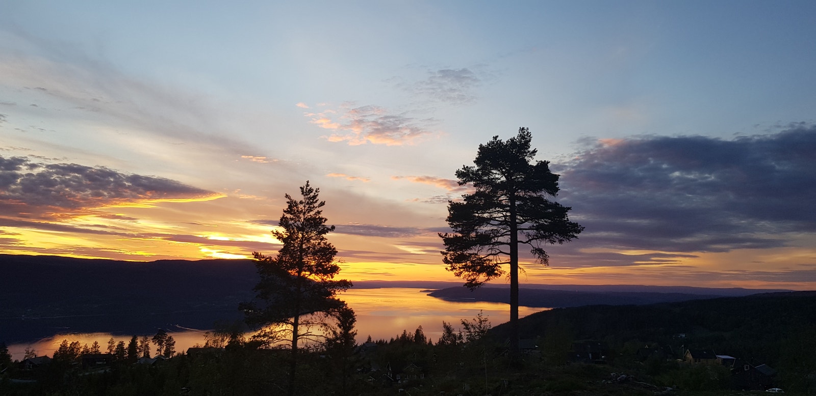 Panoramautsikt fra terrasse over Mjøsa - Dagene og kveldene er ikke like på Mjøshytte Galleribilde