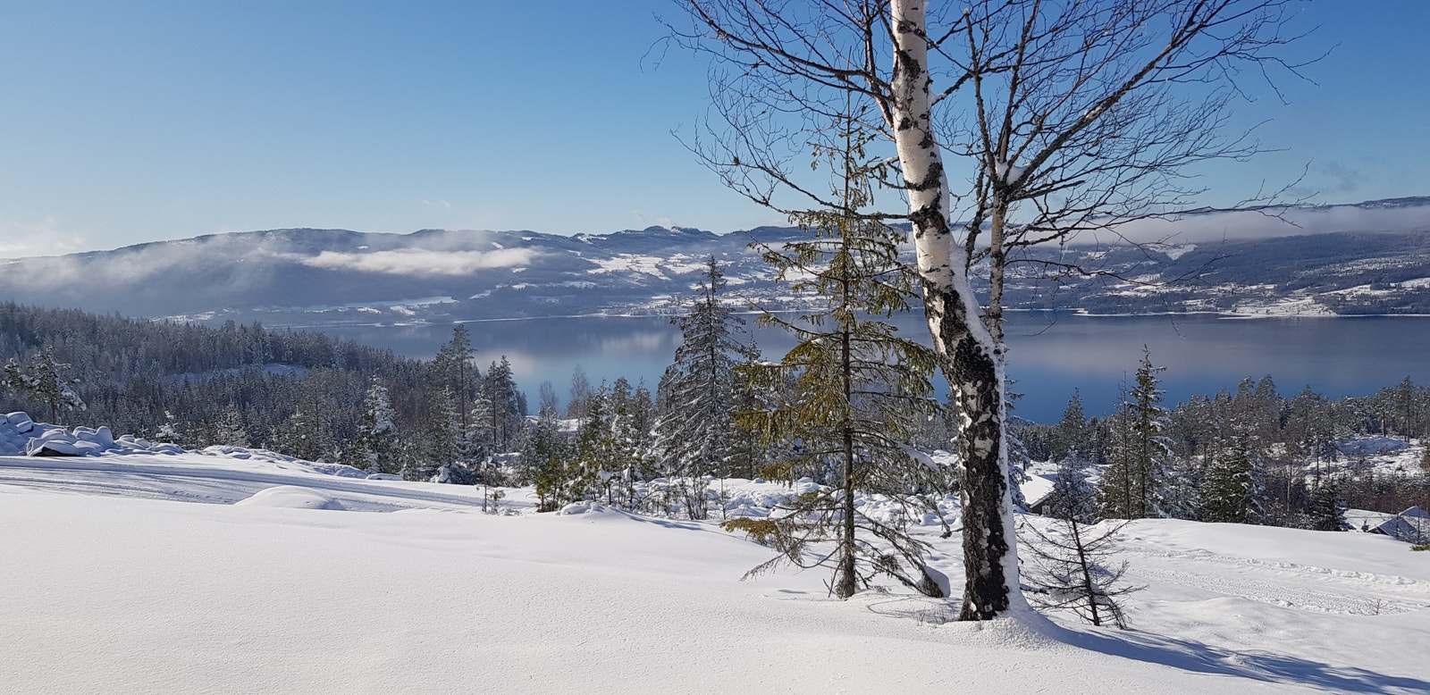 Panoramautsikt fra terrasse over Mjøsa - Dagene og kveldene er ikke like på Mjøshytte Galleribilde