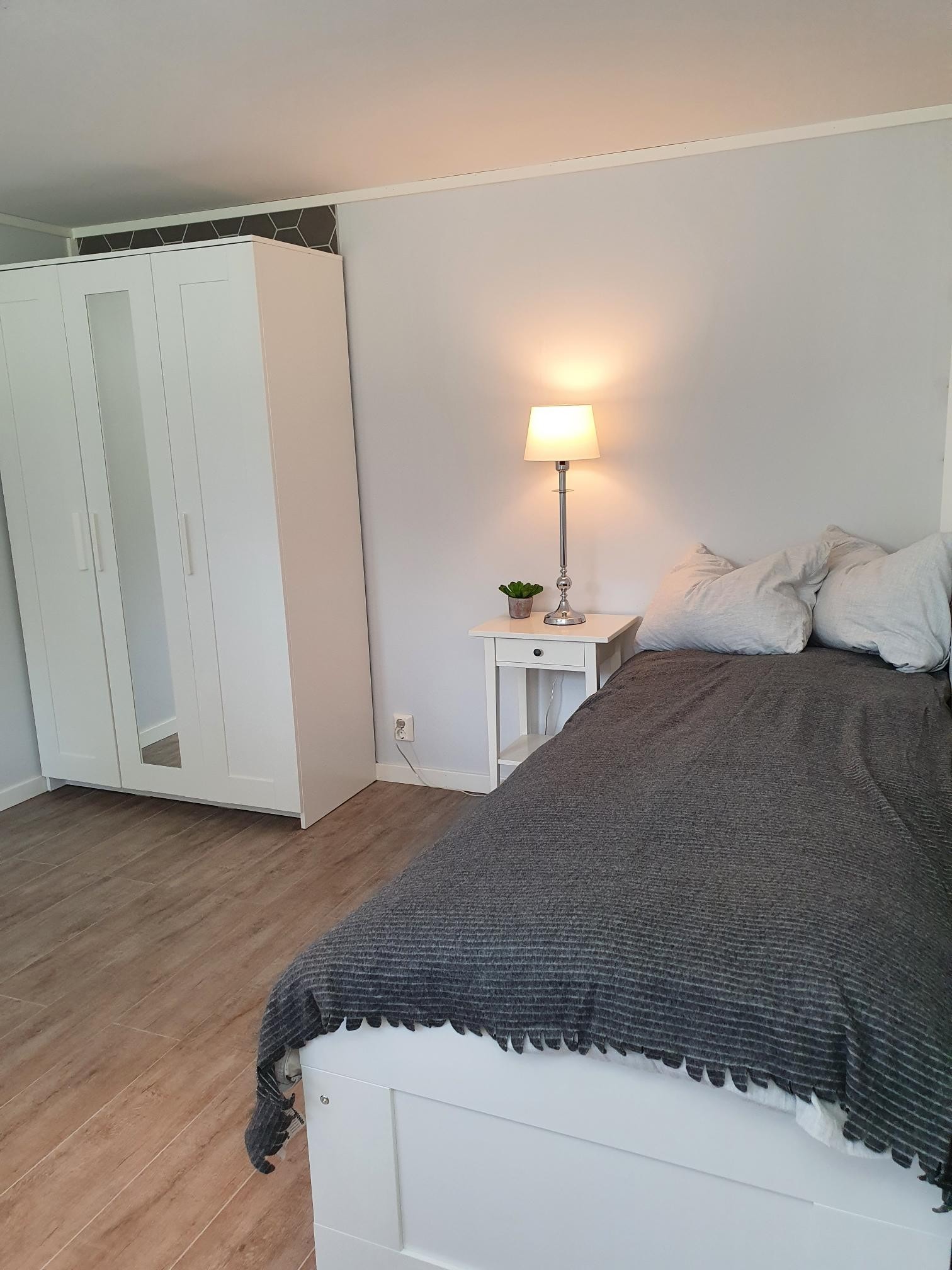 Rom 1. Månedsleie kr 7.500.
Alle møbler på bildet er inkludert i leien. Galleribilde