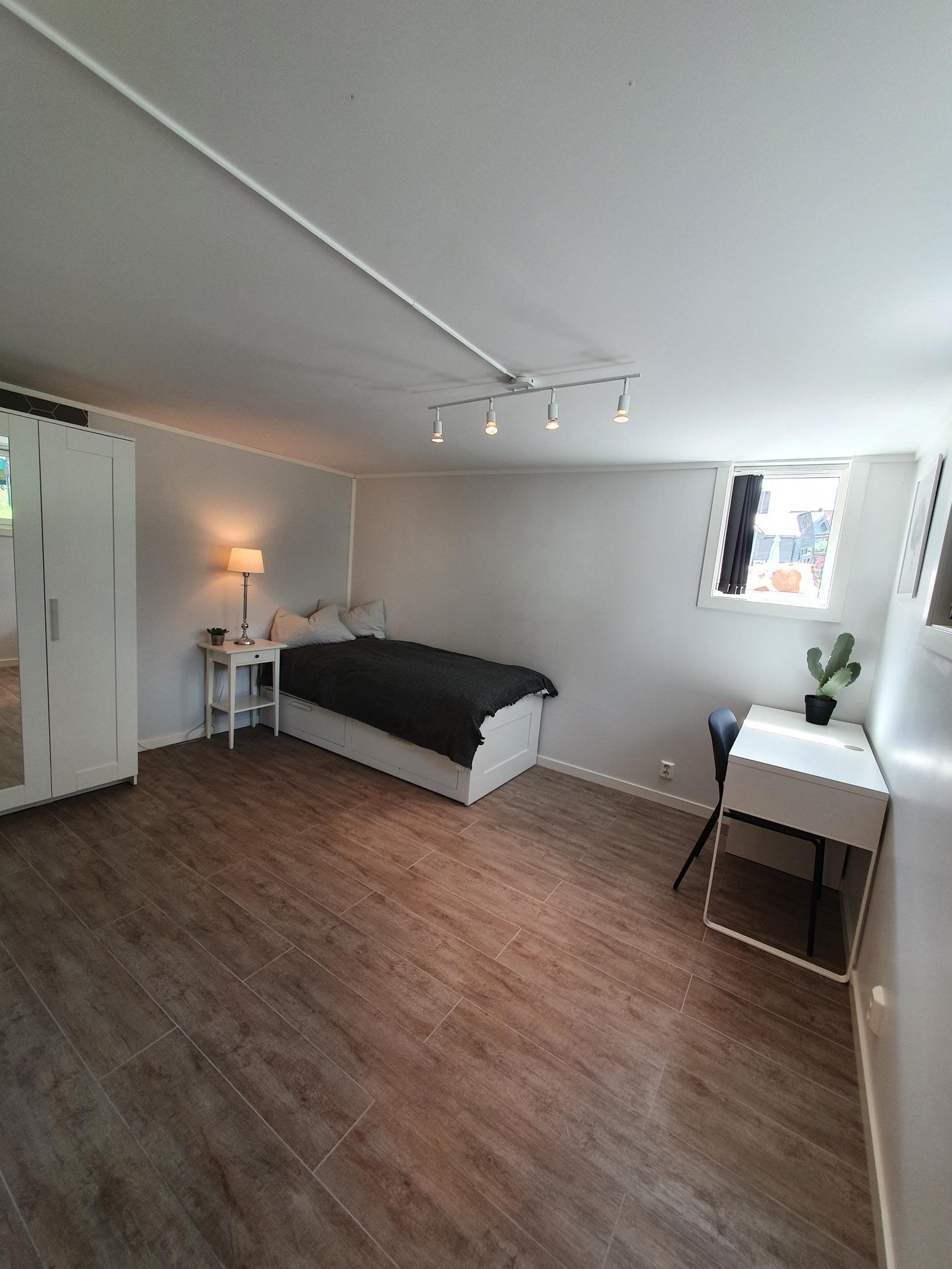 Rom 1. Månedsleie kr 7.500.
Alle møbler på bildet er inkludert i leien. Galleribilde