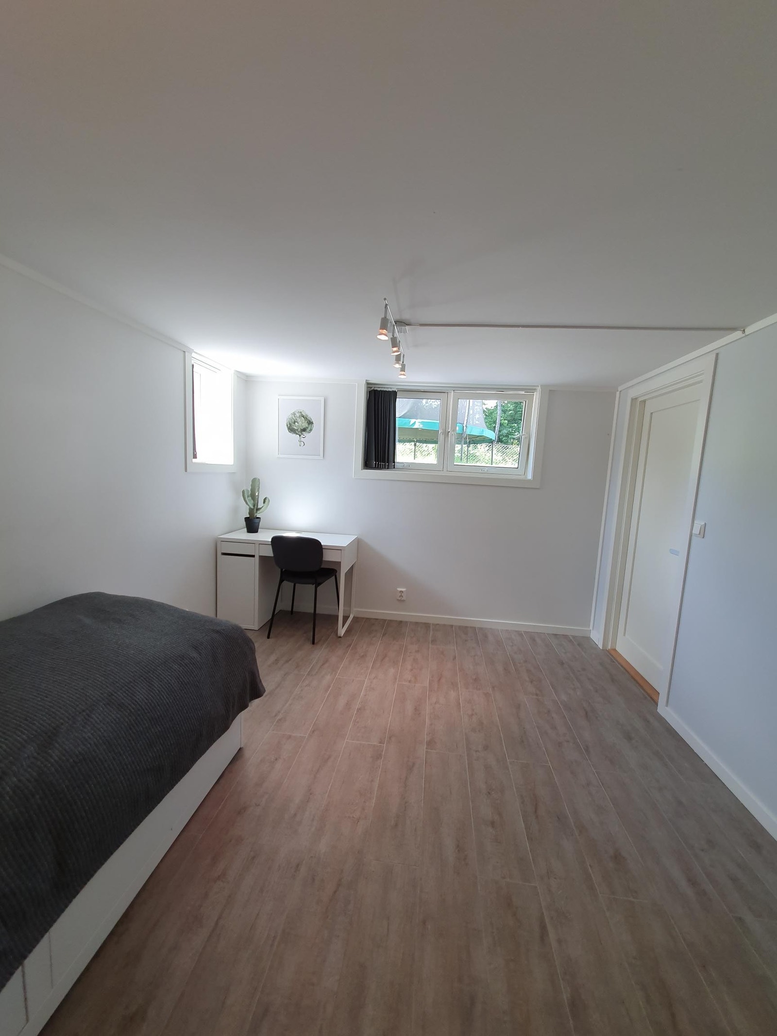 Rom 1. Månedsleie kr 7.500.
Alle møbler på bildet er inkludert i leien. Galleribilde