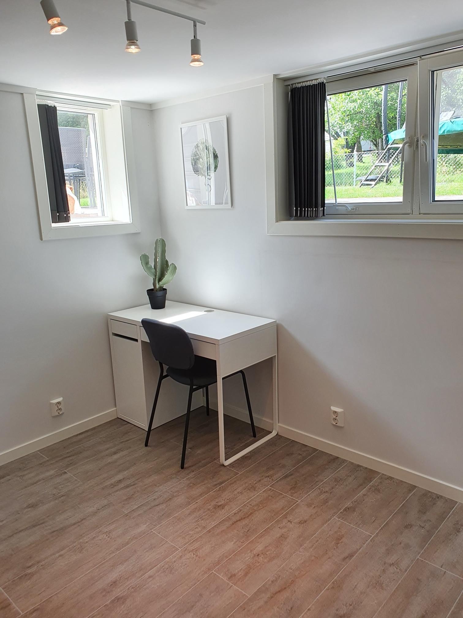 Rom 1. Månedsleie kr 7.500.
Alle møbler på bildet er inkludert i leien. Galleribilde