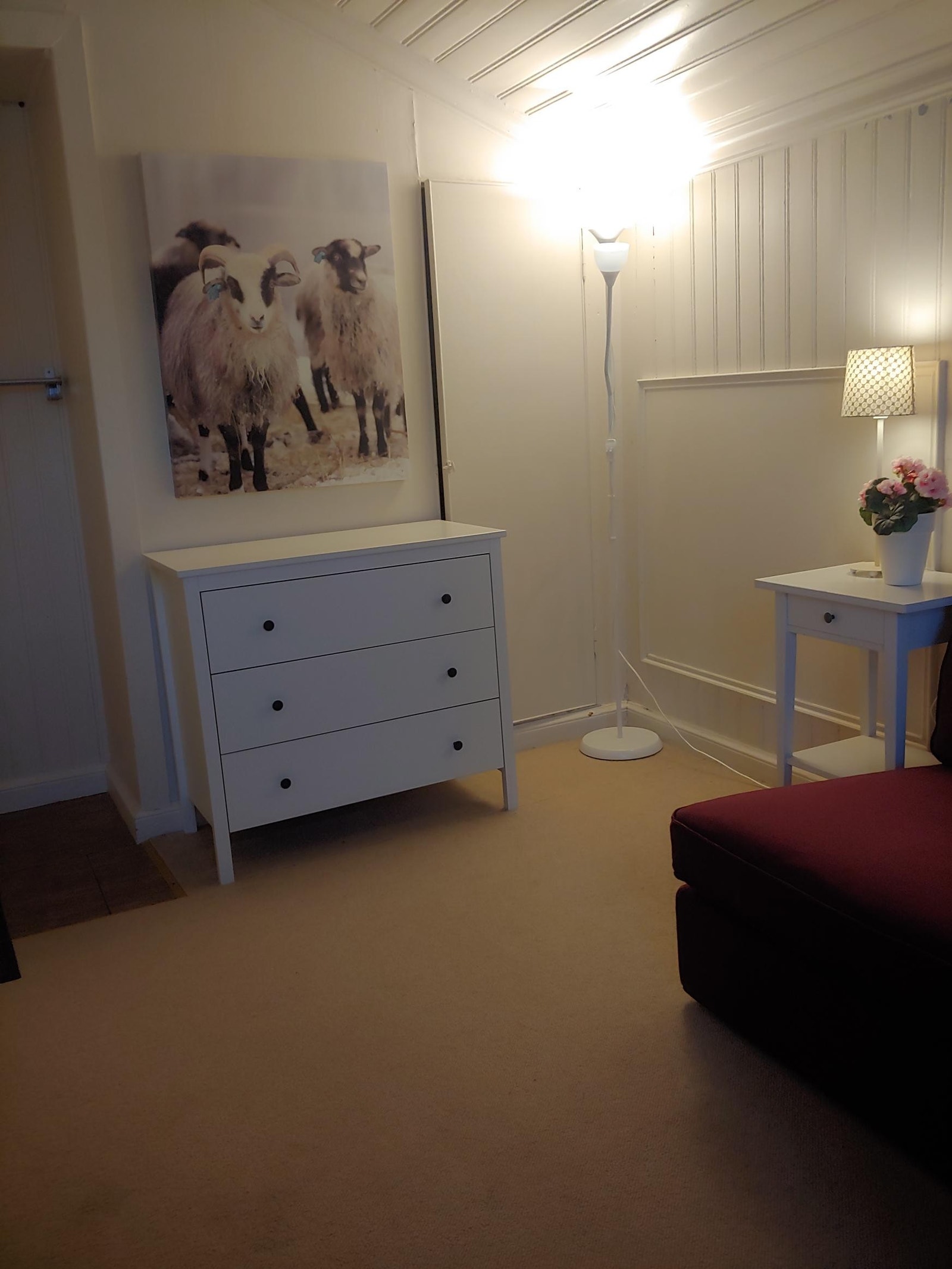 Walk-in skap bak kommode Galleribilde