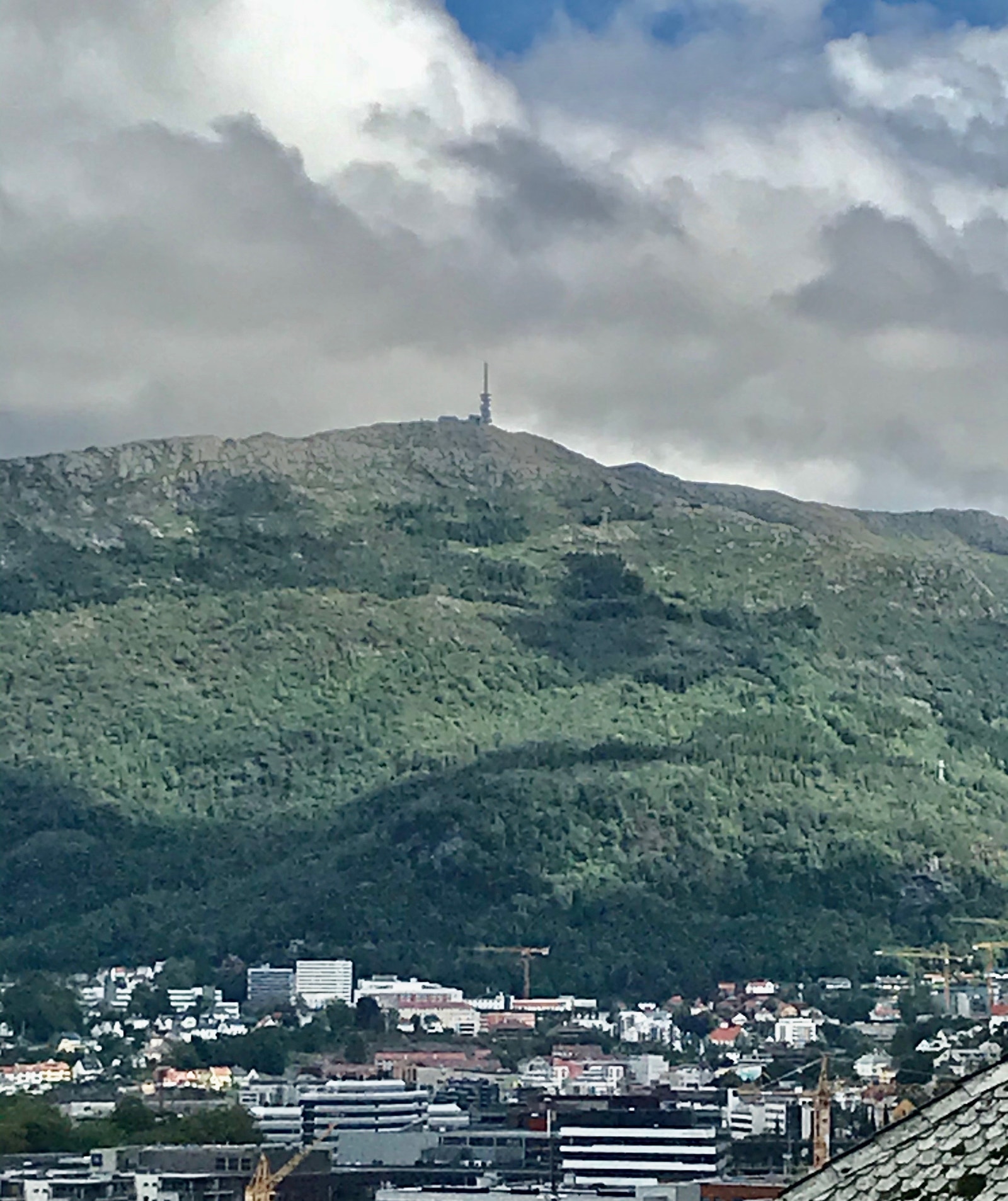 Utsikt over byfjellene Galleribilde