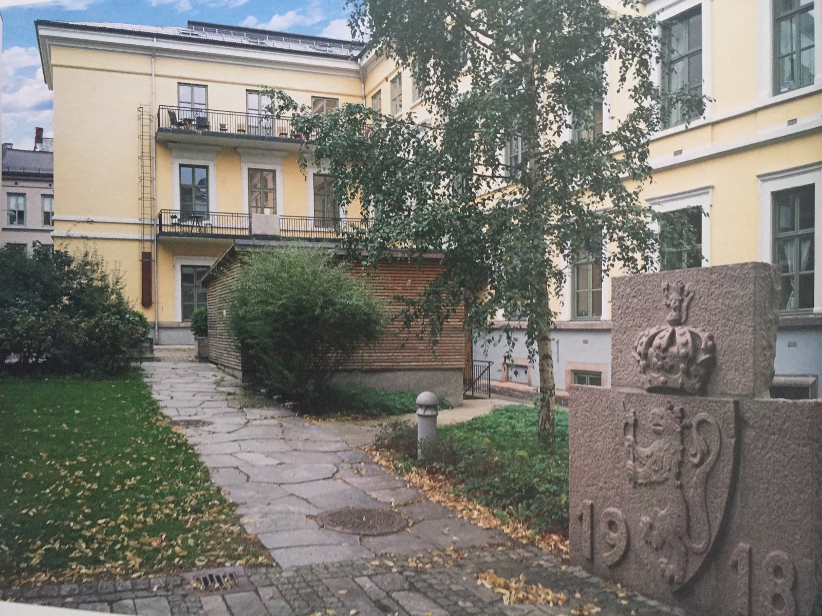 Leiligheten ligger i et flott parkområde med store gressplener. Galleribilde