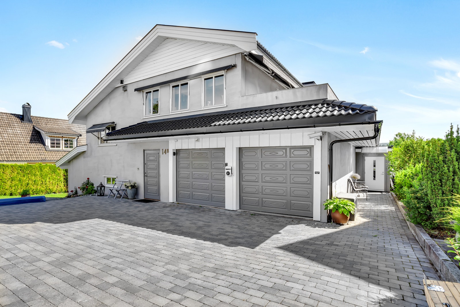 Inngang til leilighet fra siden av boligen Galleribilde