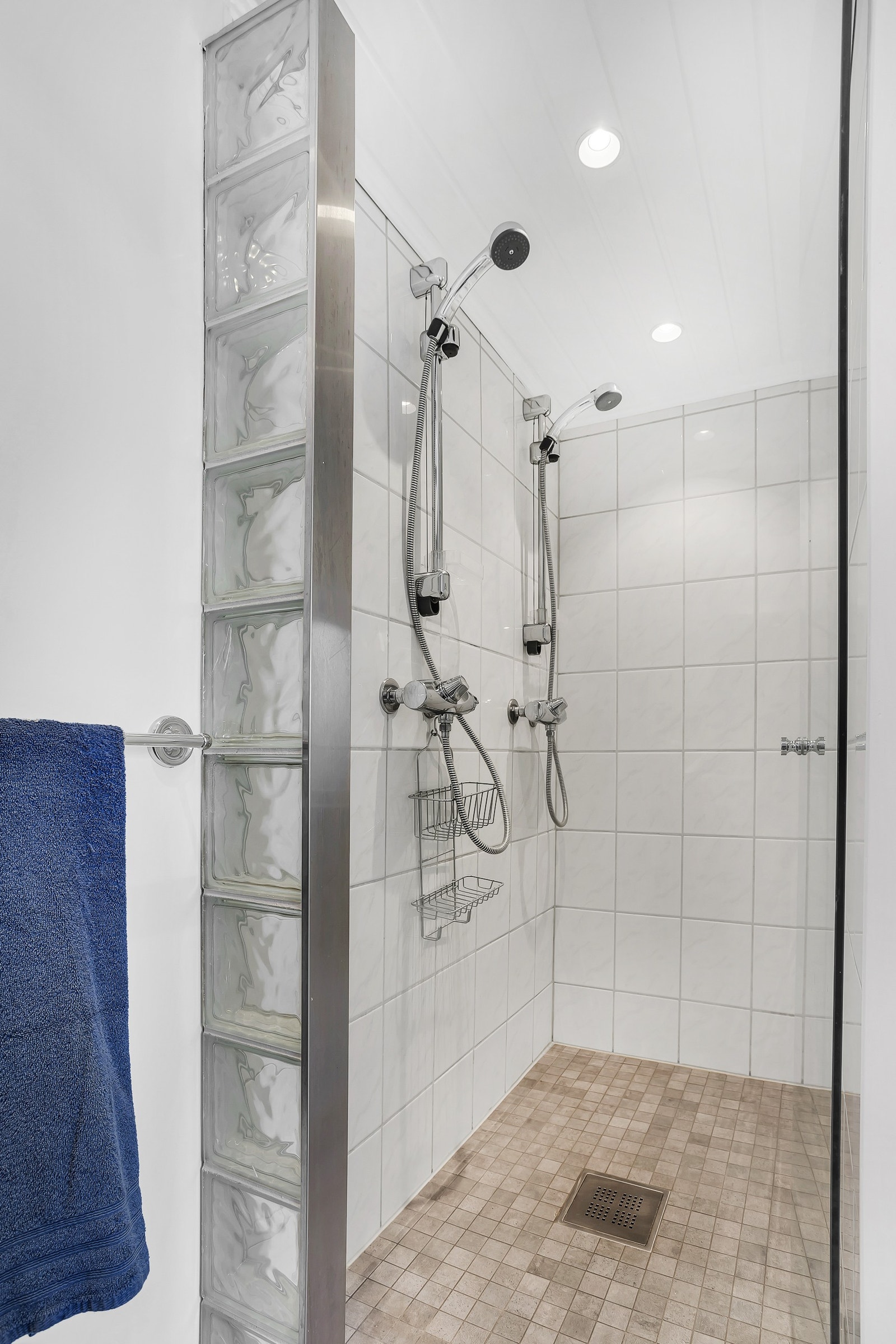 Stor, romslig dobbeldusj Galleribilde