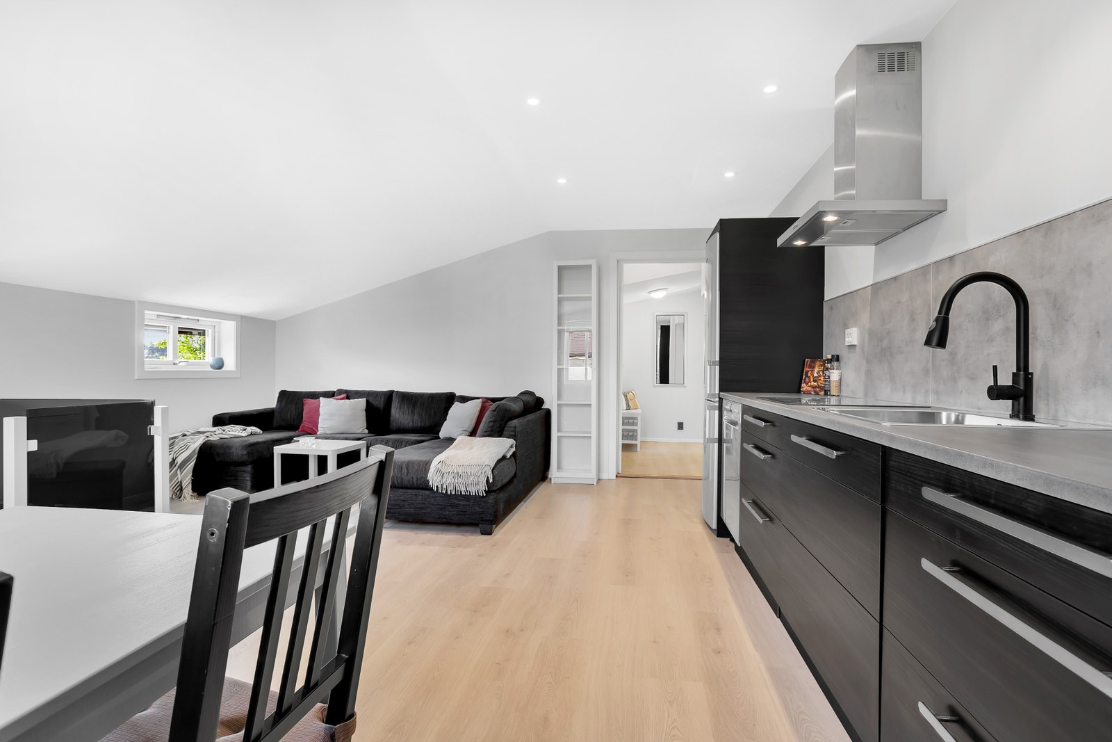 Kjøkken er utstyrt med stekeovn, induksjonsplatetopp, oppvaskmaskin og kjøl/fryseskap og ventilatorhette med kullfilter. Galleribilde