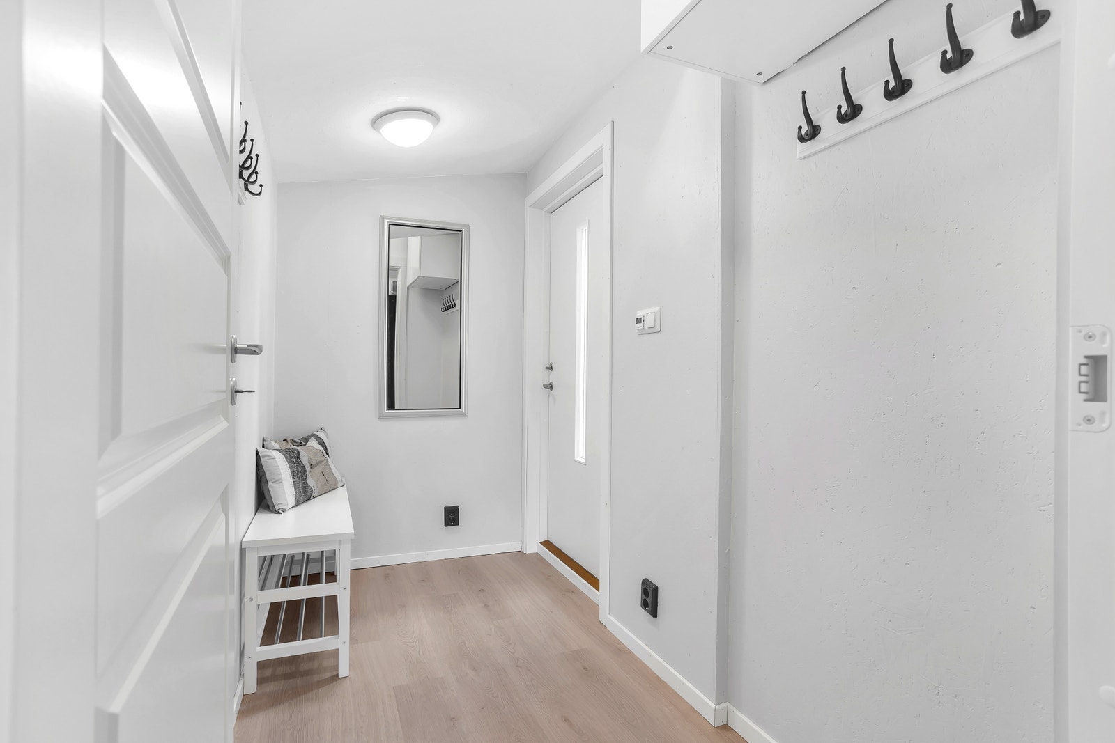 Entré med god plass for oppbevaring av klær Galleribilde