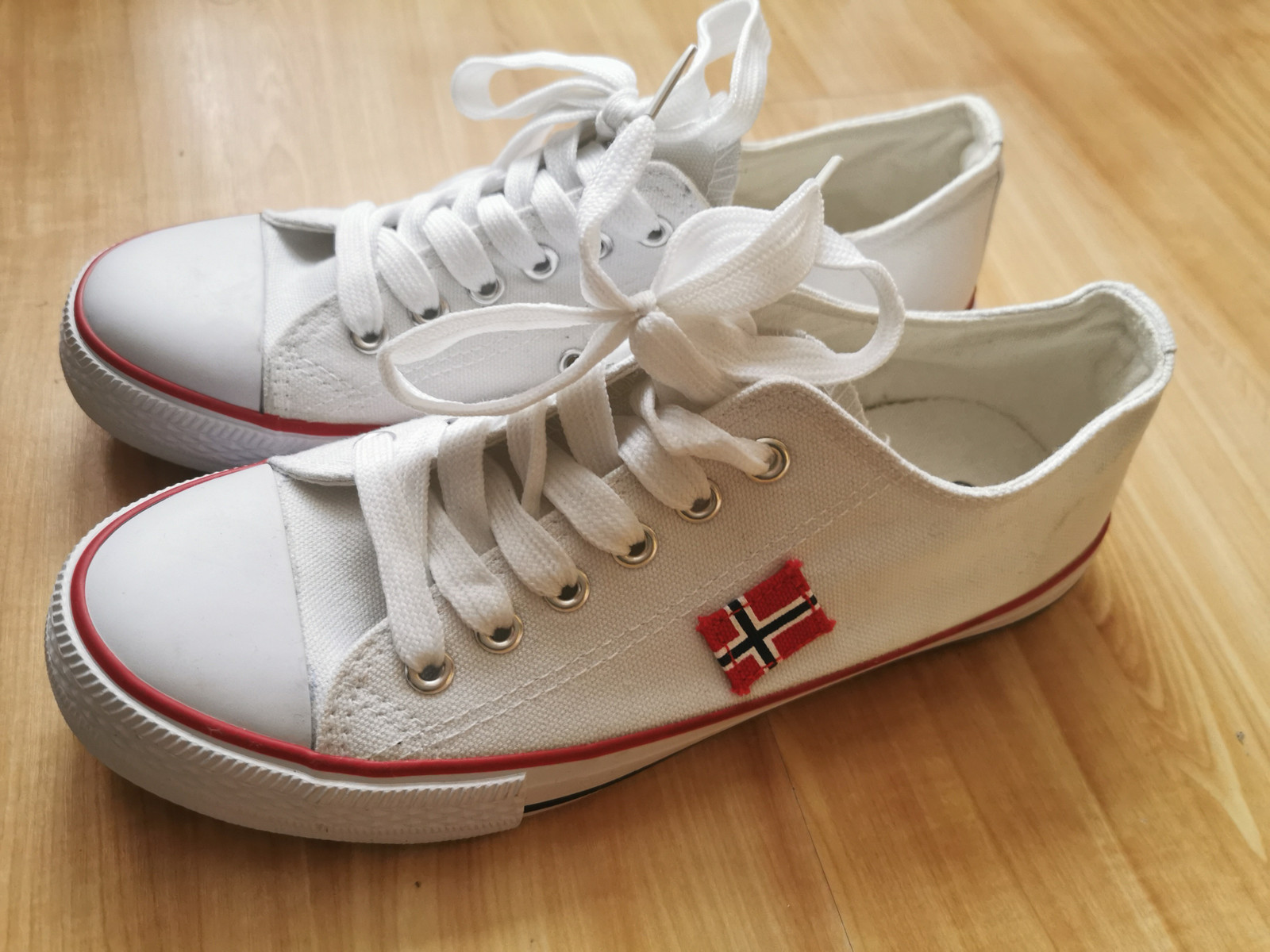 Ny. Hvite sko med norsk flagg17 mai | FINN.no Ny. Hvite sko med norsk flagg17 mai | FINN.no