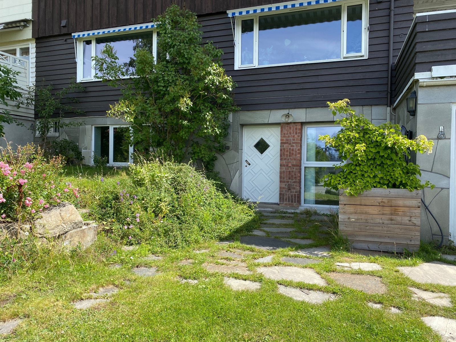 Eget inngangsparti med hyggelig uteplass Galleribilde