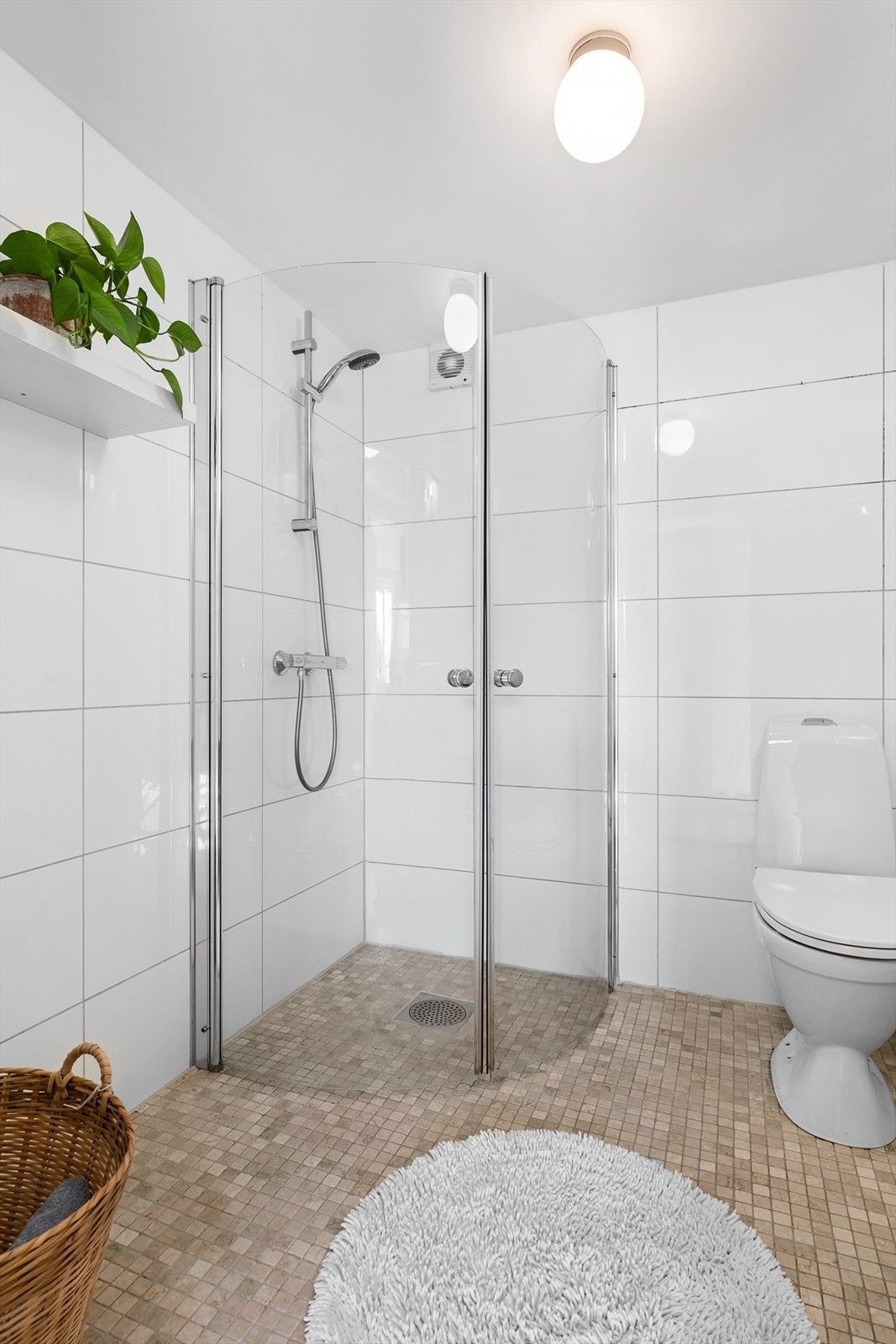 Moderne bad (plass til å sette inn vaskemaskin) Galleribilde