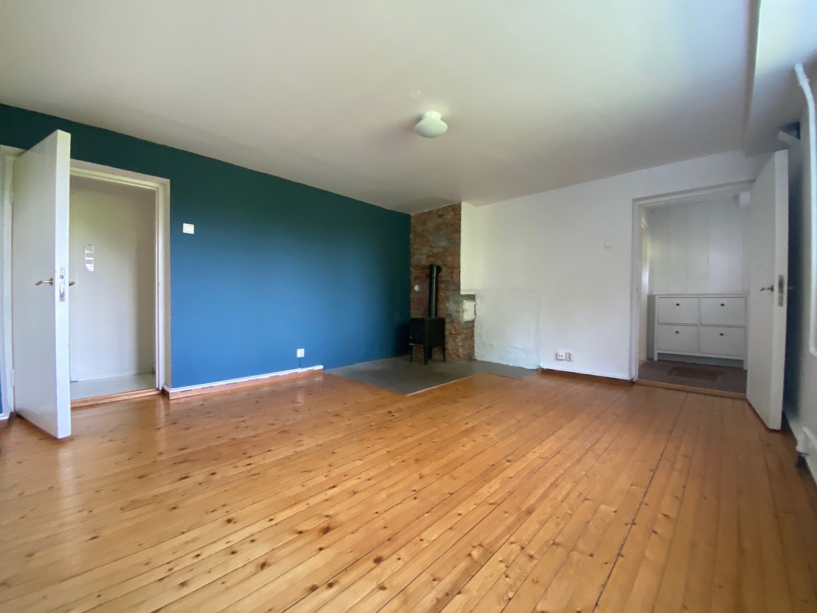 Romslig stue med utsyn til uteplass Galleribilde