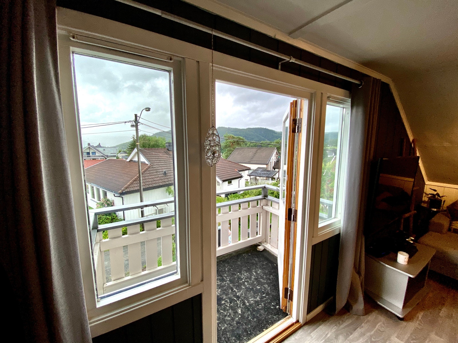 Stue ut mot balkong Galleribilde