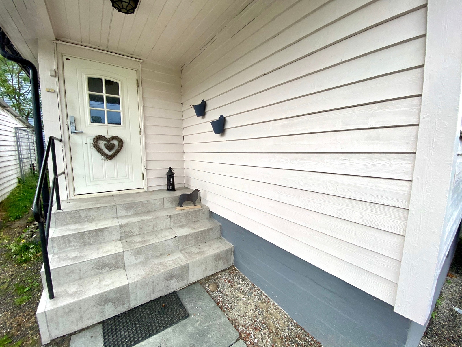 Inngangsparti med kodelås på døra. Galleribilde