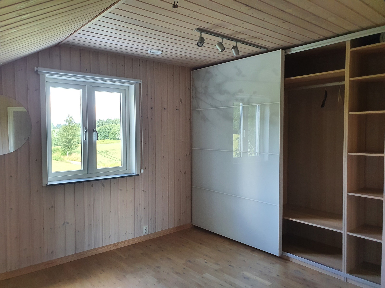 Soverom 1 med skyvedørsgarderobe Galleribilde