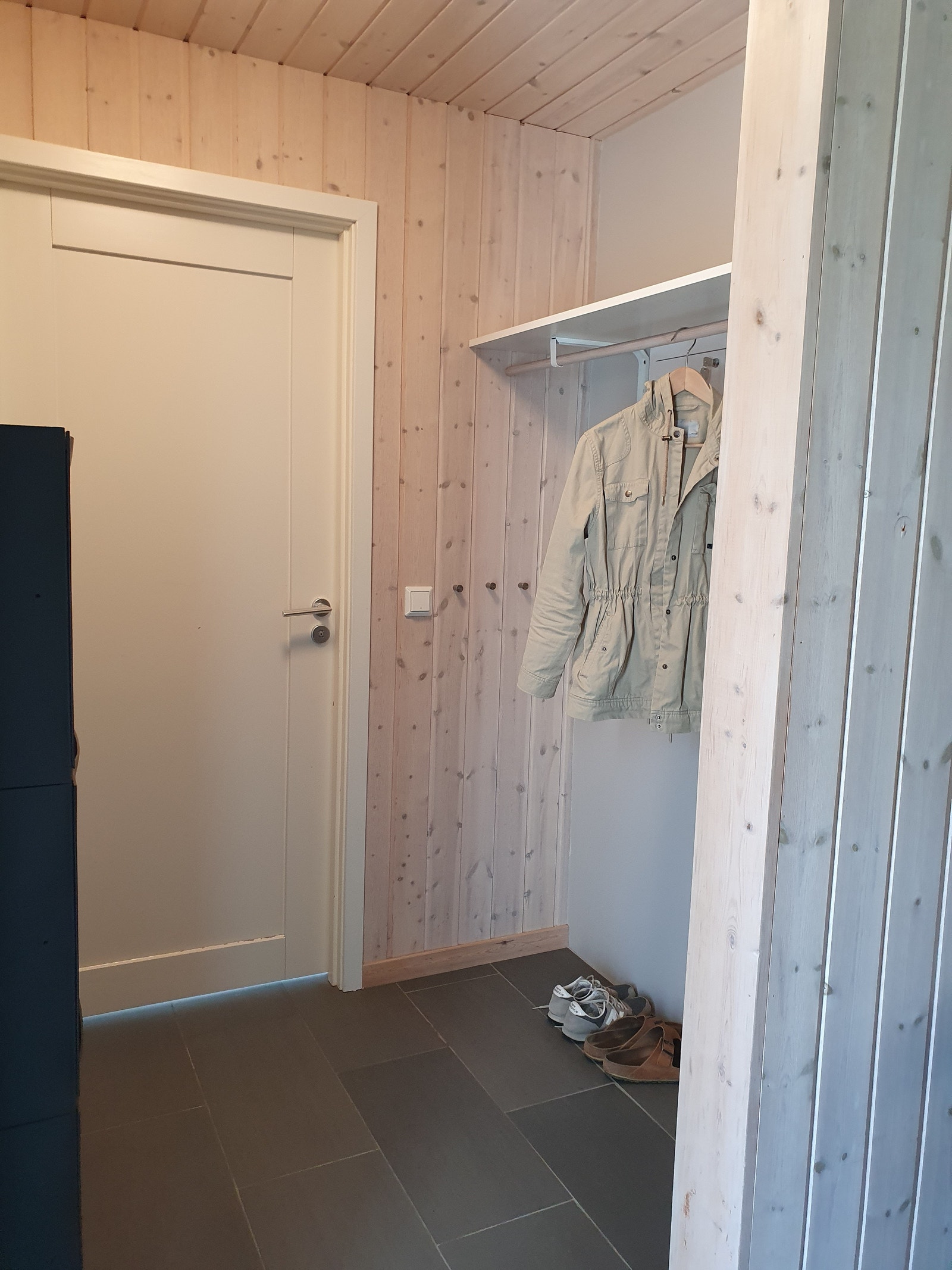 Garderobe med mye lagringsplass Galleribilde