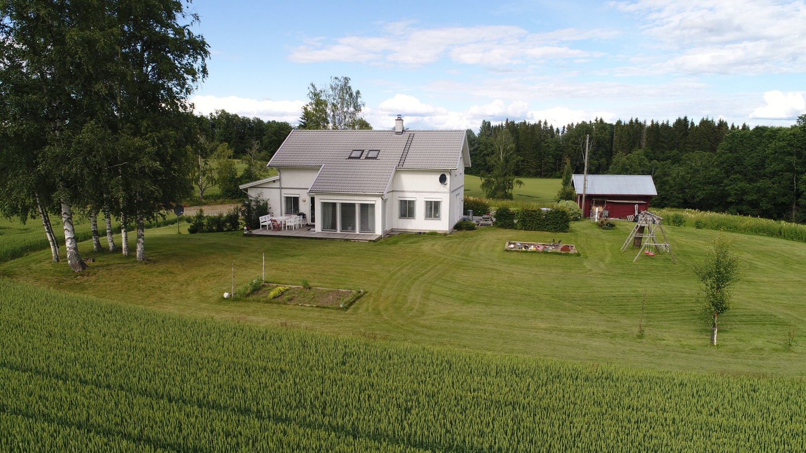 Uteplass på terrasse. Solrik hage med dyrkingsmuligheter Galleribilde