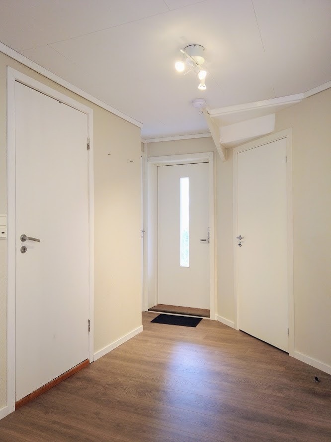 Lyst og trivelig inngangsparti. Dør til høyre går inn til en liten bod som kan brukes til garderobe og oppbevaring. Dør til venstre går inn til badet. Galleribilde