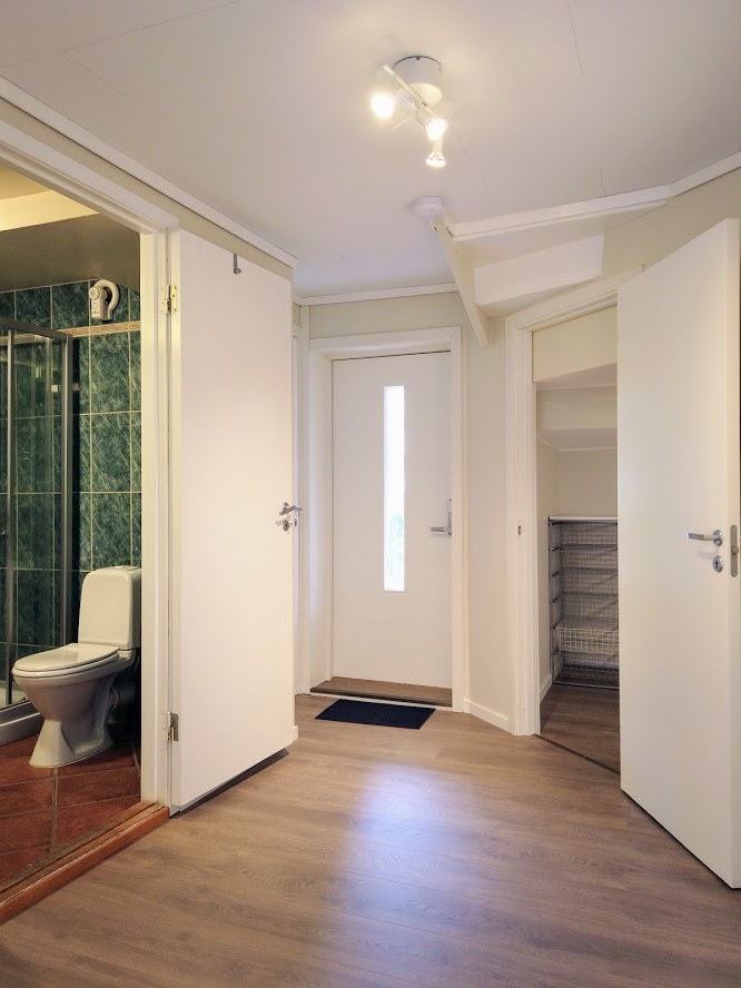 Lyst og trivelig inngangsparti. Dør til høyre går inn til en liten bod som kan brukes til garderobe og oppbevaring. Dør til venstre går inn til badet. Galleribilde