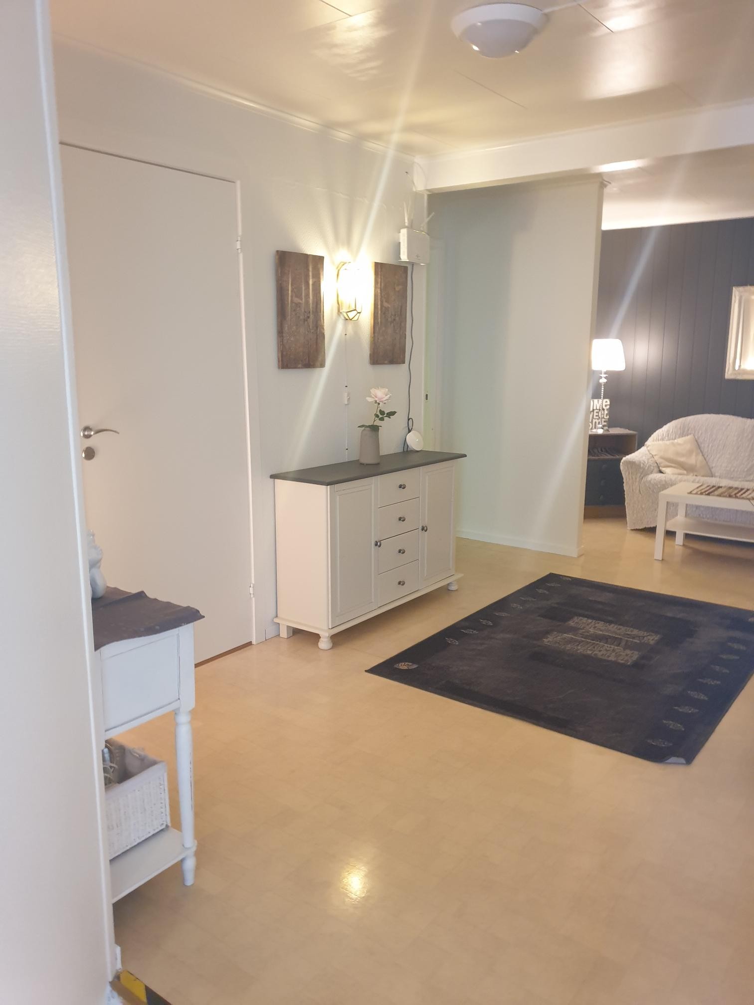 Felles stue
( nytt grått gulv sommer 2022) Galleribilde