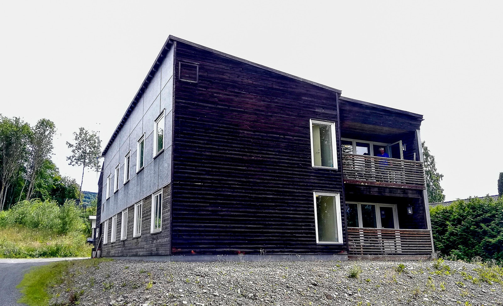 Bygget er fra 2007 og bygget er i betong og prosjektert som studentbygg for å kunne tilfredsstille krav til lyd osv. Galleribilde
