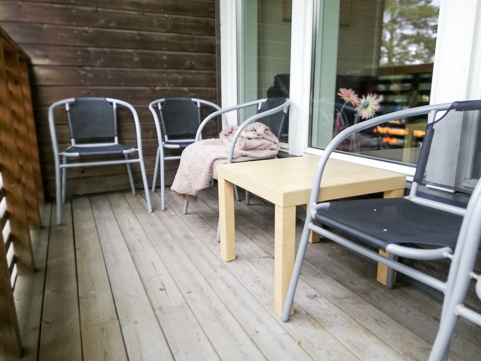 Bygget har balkong ved felleskjøkken. Her er det stoler og bord Galleribilde