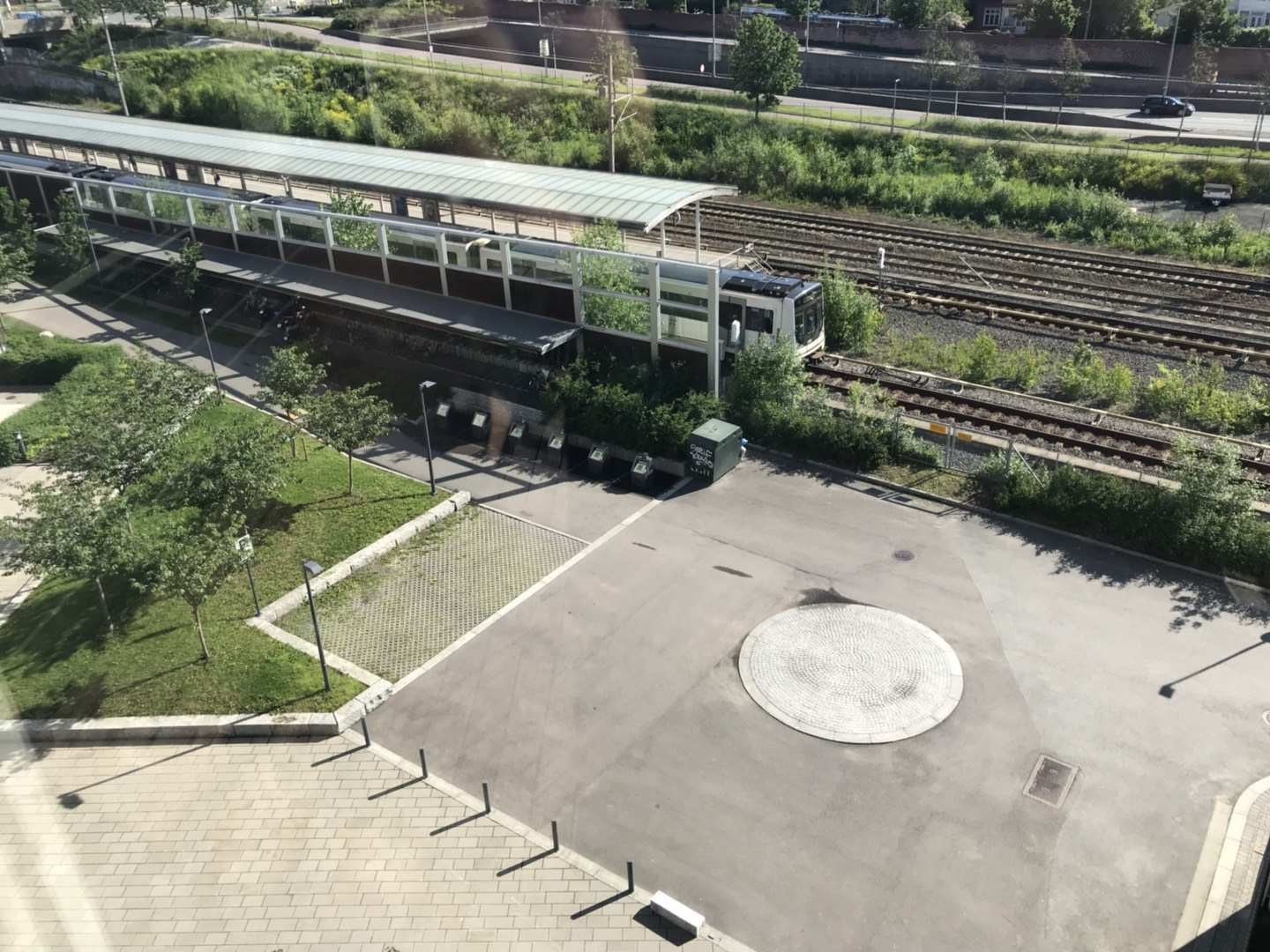 Kan se på T-bane fra balkong Galleribilde