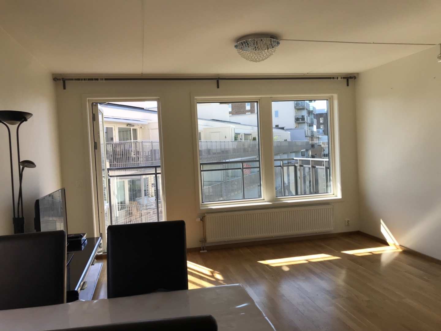 Stue, TV og TV benk kan bruke Galleribilde