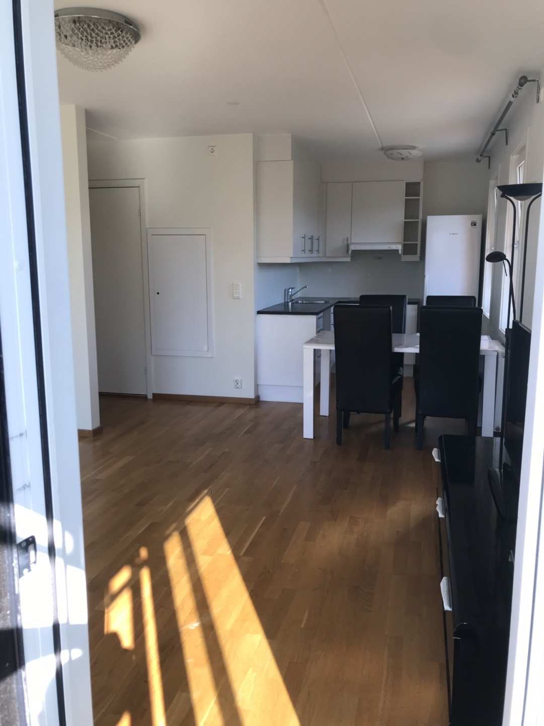 Stue og kjøkken plass(kjøkken med vinduet) Galleribilde