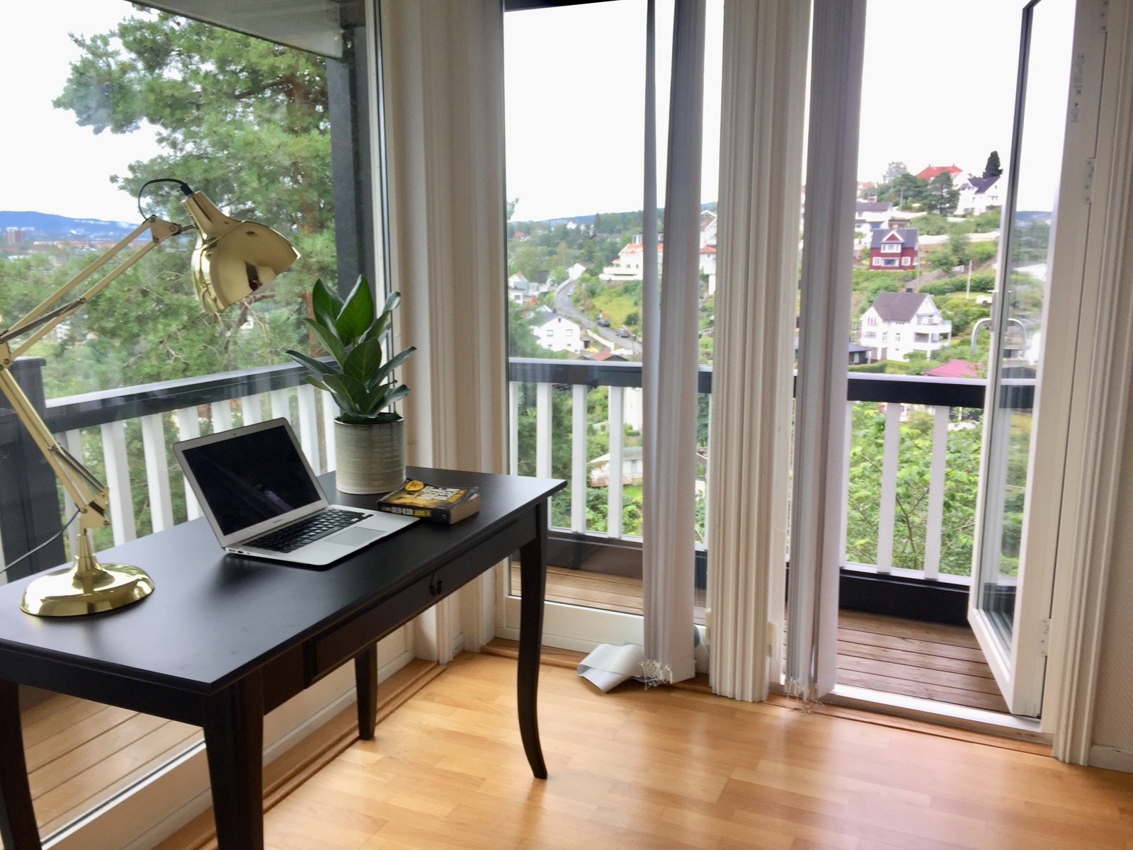 Utleid: Rom 1(12 kvm). Nyoppusset. Direkte utgang til terrasse. Galleribilde