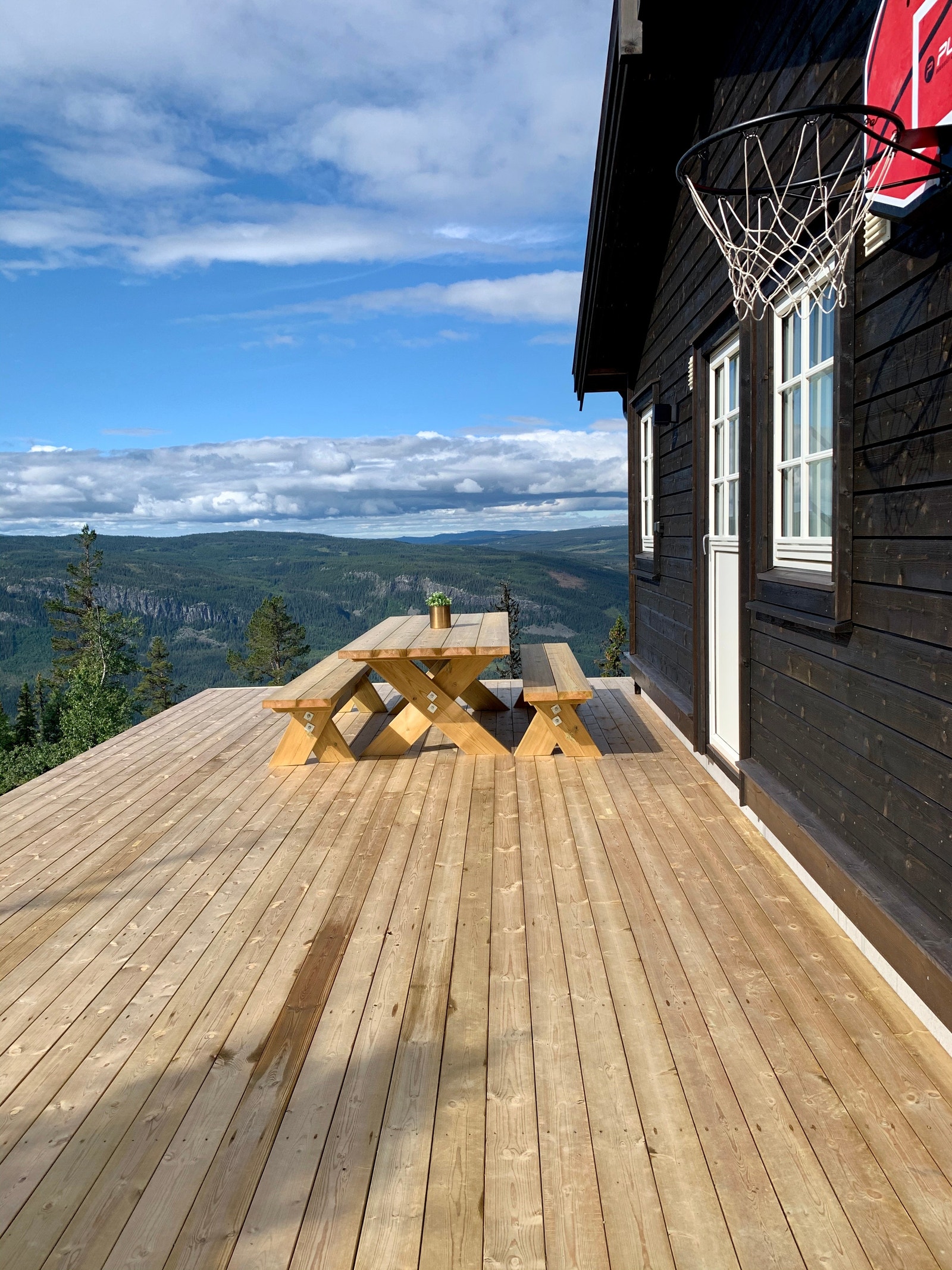 Terrasse mot sør med basketballkurv Galleribilde