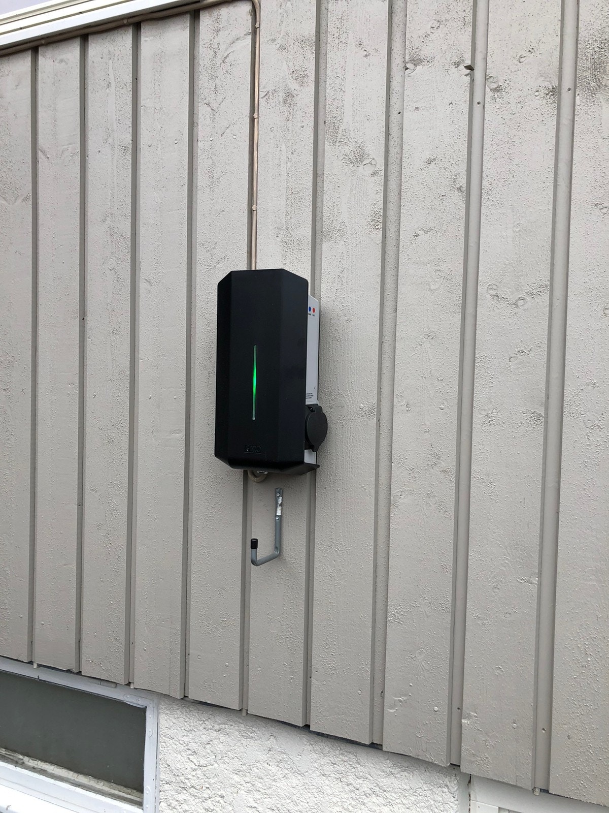 Ladestasjon i gårdsplassen. Tegnes egen avtale ved benyttelse av denne. Galleribilde