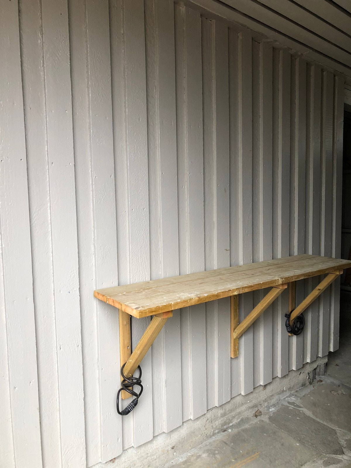 Benk for smøring av ski under tak mellom hus og garasje Galleribilde