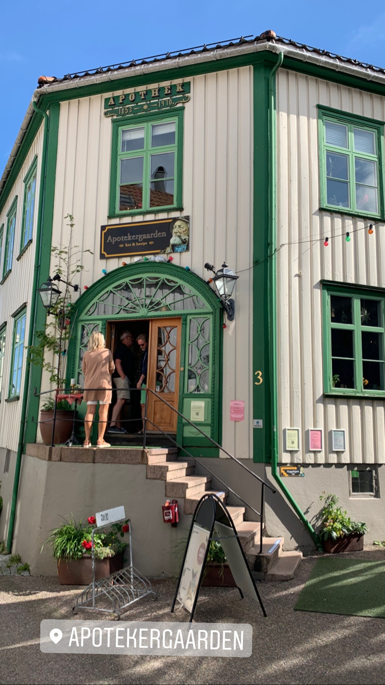 Populærere Apotekergården som har mye bra å by på av konserter, forestillinger og servering av mat og drikke Galleribilde