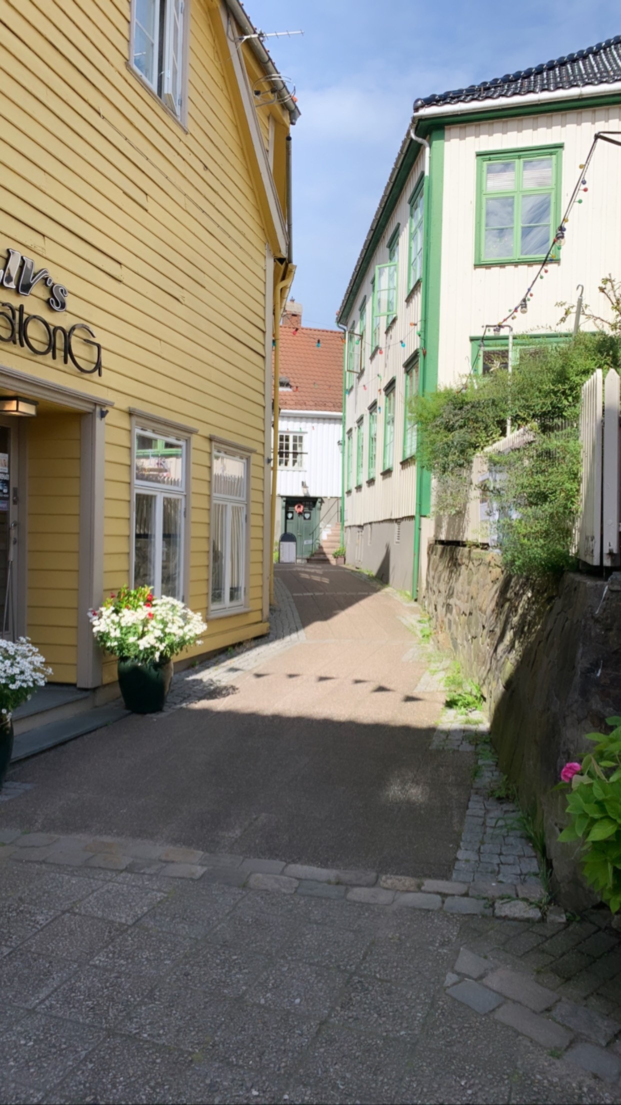 Hyggelig smug i gågata Galleribilde