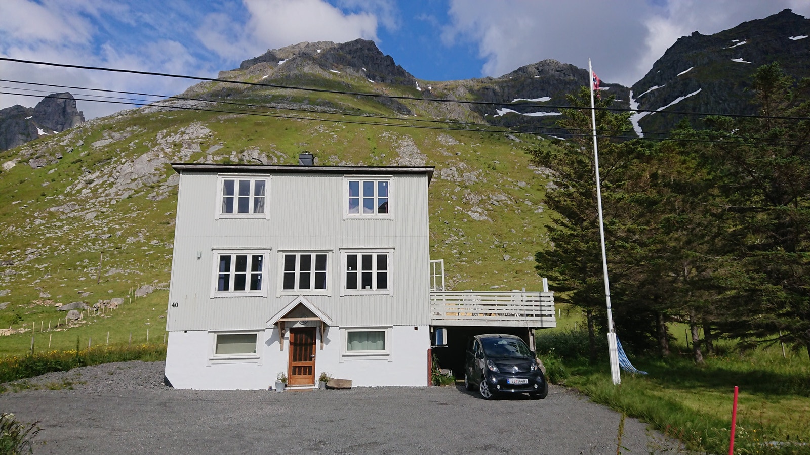 Stort koselig hus midt mellom fjell og fjord Galleribilde