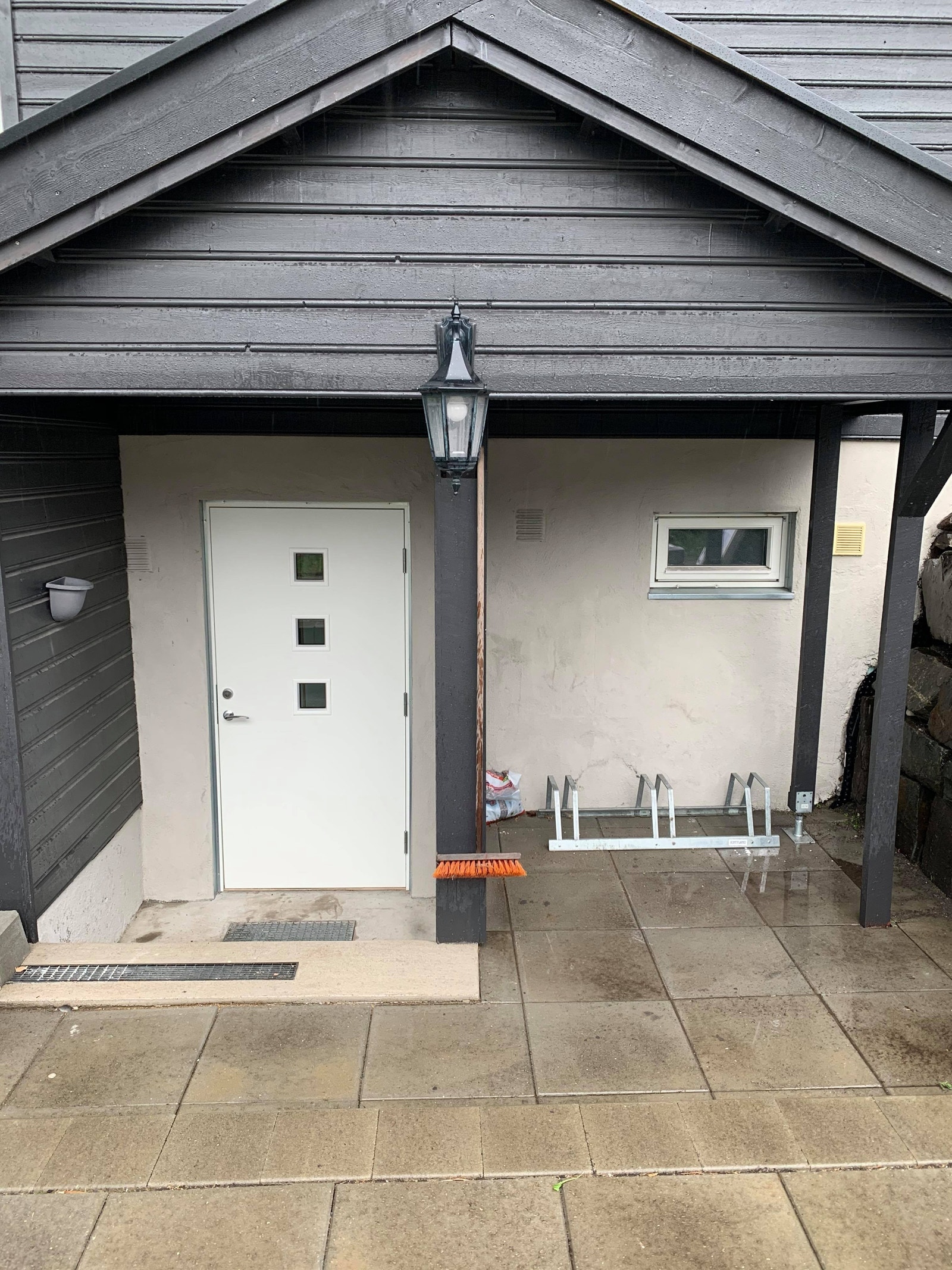 Eget inngangsparti med sykkelparkering Galleribilde