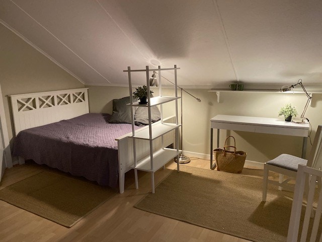 Soverom 3: Hybel med dobbeltseng (140x200), tekjøkken, kjøkkenbord, lesepult, garderobeskap og eget toalett /bad/ dusj Galleribilde