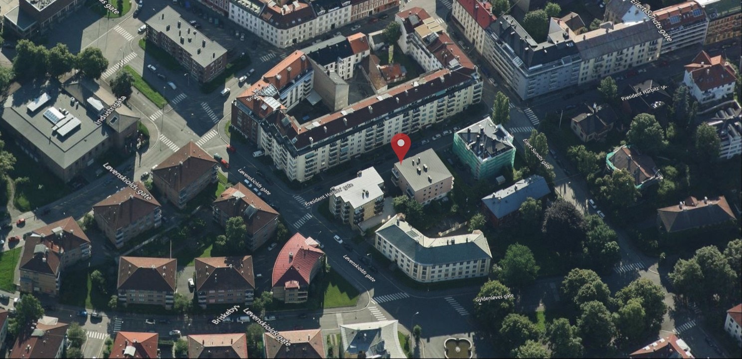 Like ved Arne Bergmo Plass Galleribilde