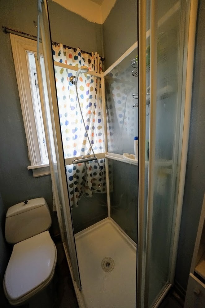 Badet har dusjkabinett Galleribilde