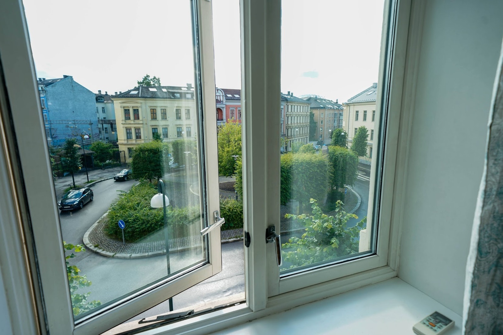 Stua har utsikt mot Harald Hårdrådes plass som er best kjent fra Lillebjørn Nilsens klasssiker "Tanta te Beate" Galleribilde