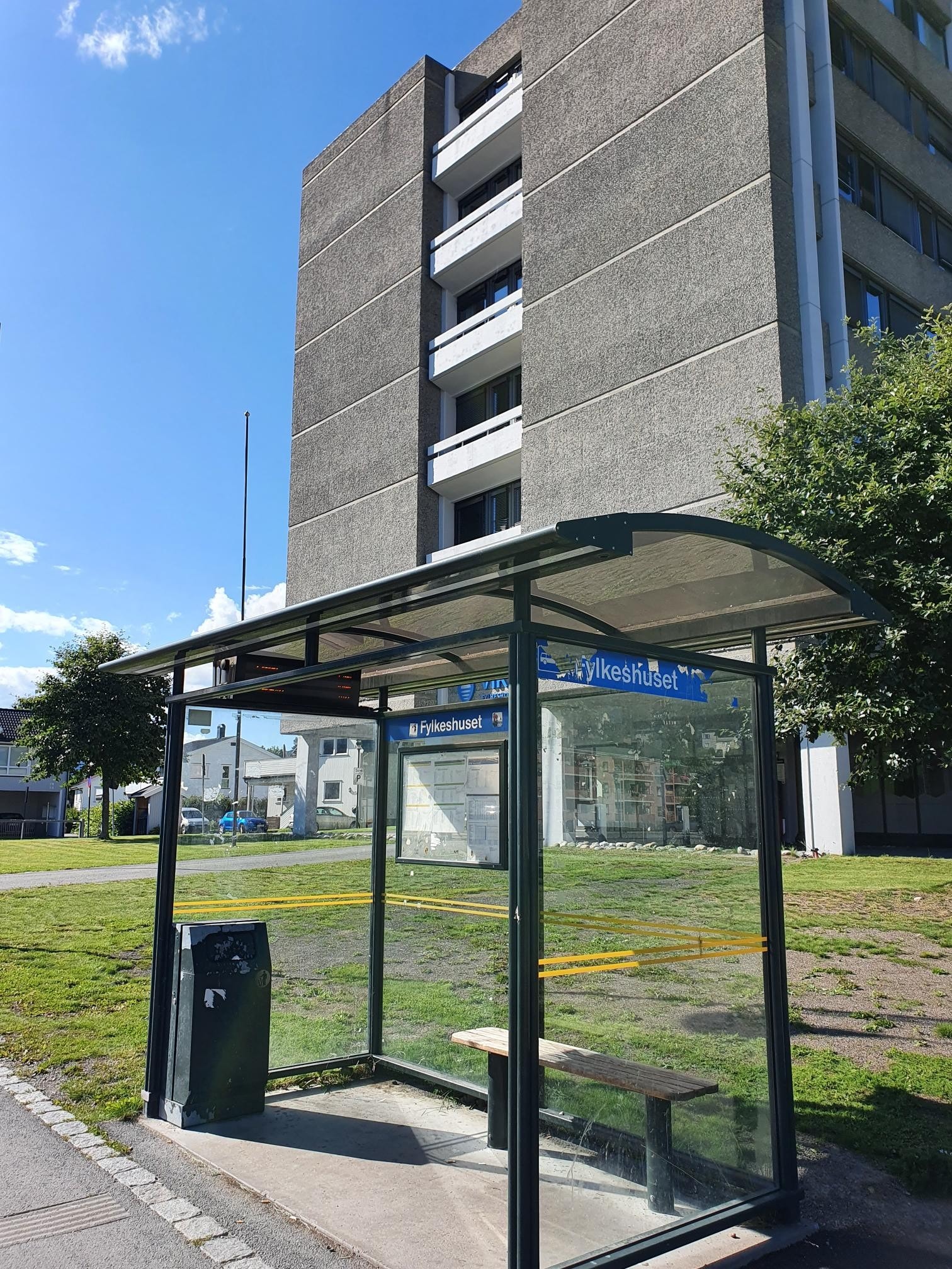 Holdeplass ved Fylkeshuset Galleribilde