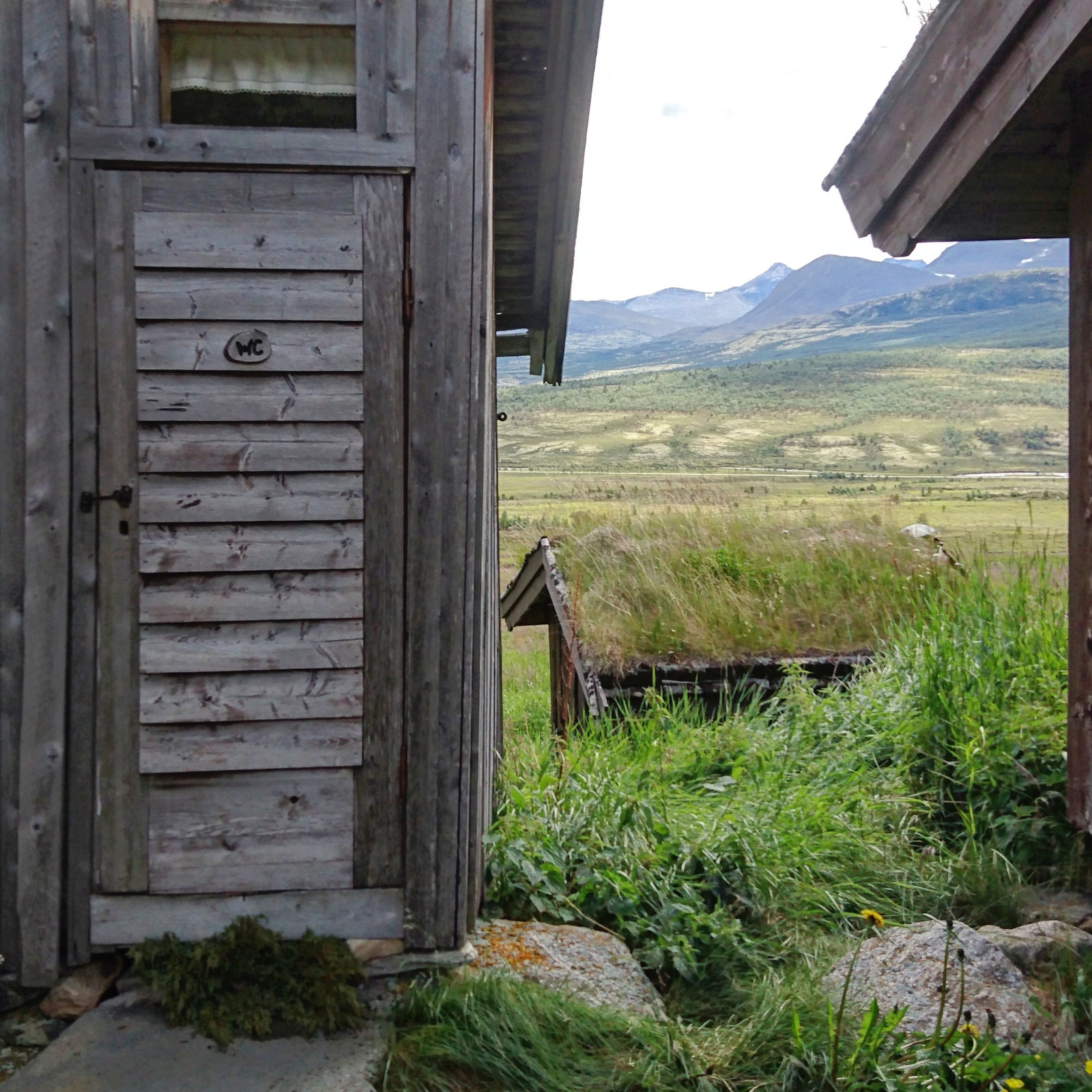 Enkel standard med utedo. Galleribilde