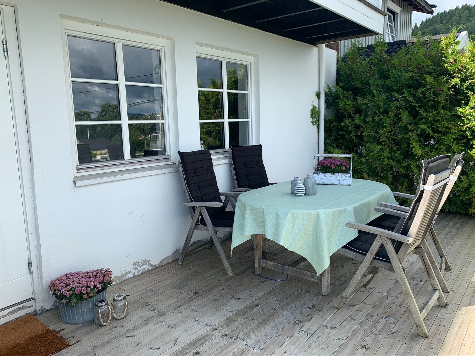 Terrasse med utemøbler Galleribilde